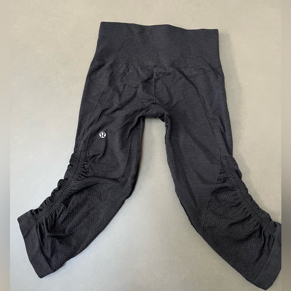 lululemon women’s size 4 in the flow crop in dark blue. great condition.